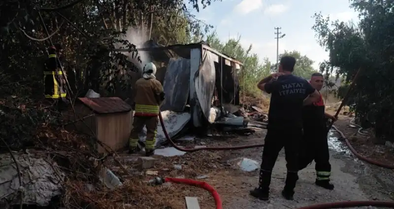 Hatay Samandağ'da Konteynerde çıkan Yangın Söndürüldü