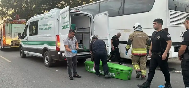 Hatay'da Trafik Kazasında Otobüsün Altına Savrulan Kişi öldü