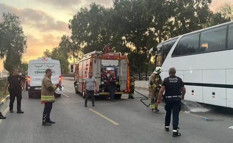 Hatay'da Trafik Kazasında Otobüsün Altına Savrulan Kişi öldü