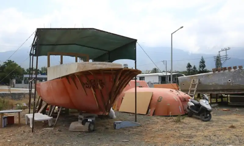 Hataylı Balıkçı Kullanılmayan Gemi Parçalarını Motor Yatlara Dönüştürüyor