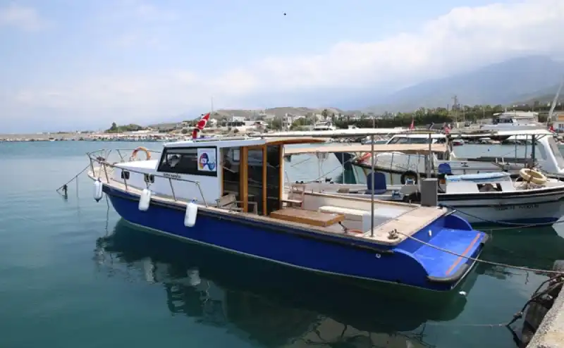 Hataylı Balıkçı Kullanılmayan Gemi Parçalarını Motor Yatlara Dönüştürüyor