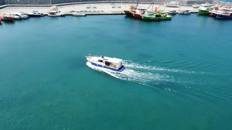 Hataylı Balıkçı Kullanılmayan Gemi Parçalarını Motor Yatlara Dönüştürüyor