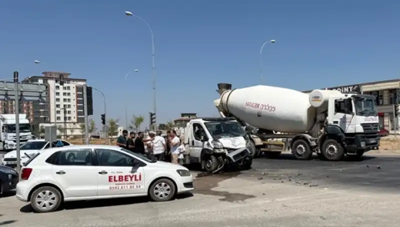 Hatay Hassa'da Otomobil Ile çekicinin çarpıştığı Kazada 3 Kişi öldü, 3 Kişi Yaralandı
