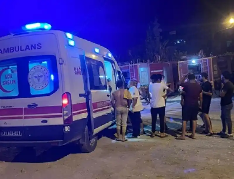 Hatay Samandağ'da Otelde çıkan Yangında 11 Kişi Dumandan Etkilendi