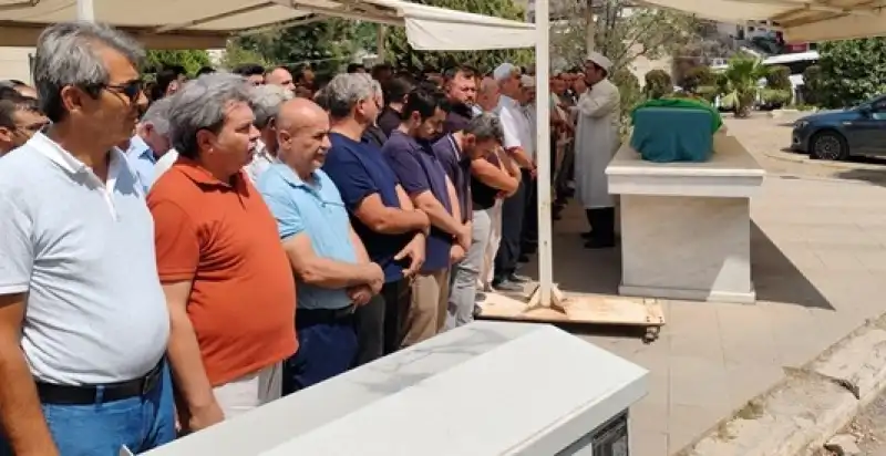 Hatay'da Otomobil Ile çekicinin çarpıştığı Kazada ölen 3 Kişinin Cenazeleri Defnedildi 