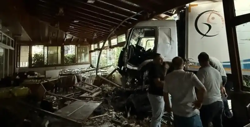 Hatay'da Vidanjör Ve Restorana çarpan Kamyonun şoförü Yaralandı