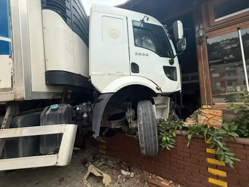 Hatay'da Vidanjör Ve Restorana çarpan Kamyonun şoförü Yaralandı