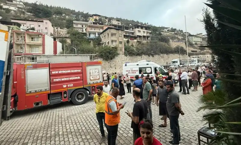 Hatay'da Vidanjör Ve Restorana çarpan Kamyonun şoförü Yaralandı