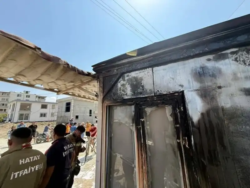 Defne'de Konteyner İle Araç Yangını