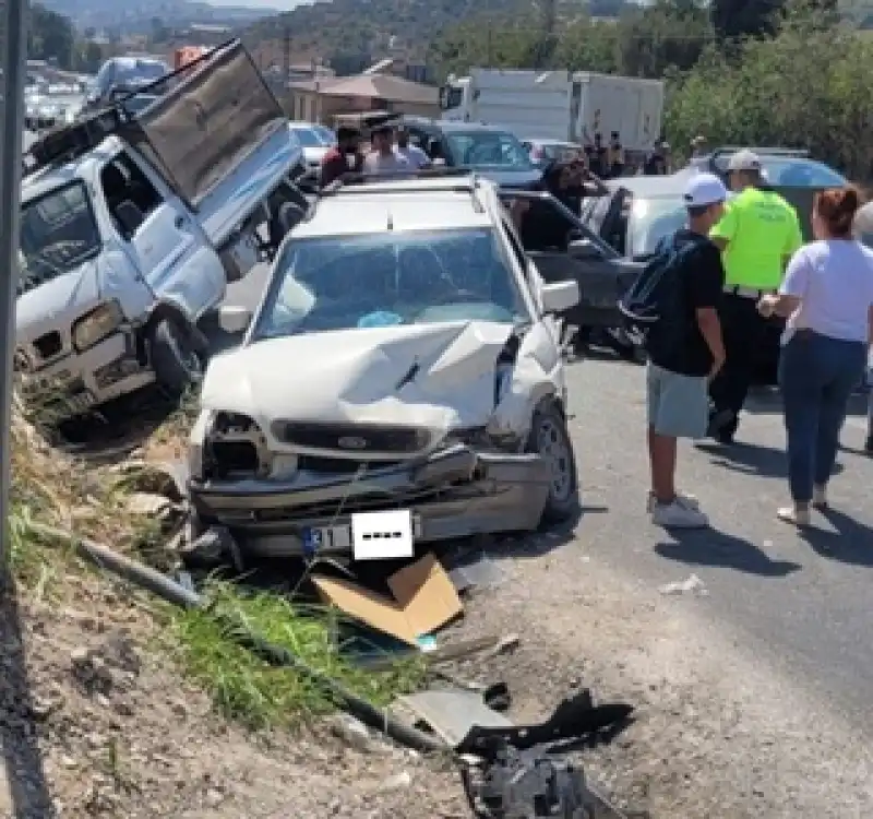Samandağ-Antakya Yolunda Zincirleme Trafik Kazası: 2 Yaralı