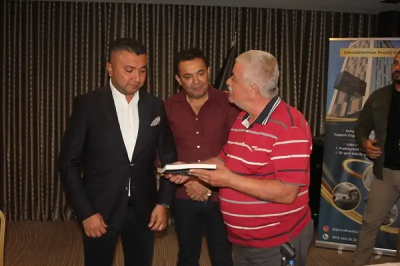 Kalaycıoğlu, İş Insanı Serdar Özyurt’a Hatay Halk Bilimi” Kitabını Hediye Etti