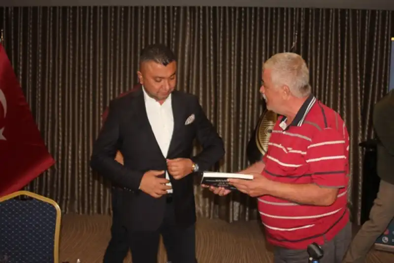 Kalaycıoğlu, İş Insanı Serdar Özyurt’a Hatay Halk Bilimi” Kitabını Hediye Etti