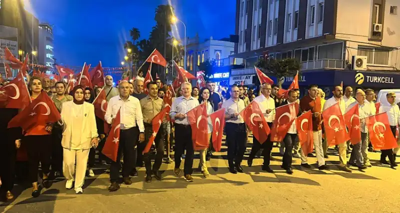 Hatay'da 30 Ağustos Zafer Bayramı Dolayısıyla İskenderun’da Fener Alayı Düzenlendi