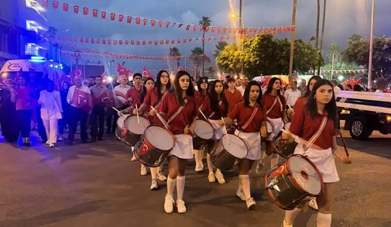 Hatay'da 30 Ağustos Zafer Bayramı Dolayısıyla İskenderun’da Fener Alayı Düzenlendi