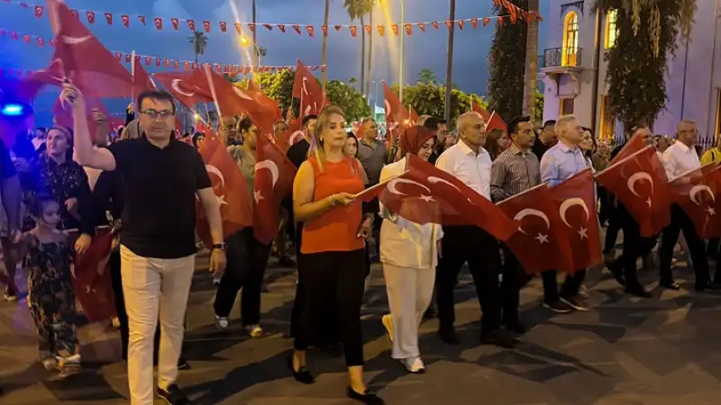 Hatay'da 30 Ağustos Zafer Bayramı Dolayısıyla İskenderun’da Fener Alayı Düzenlendi