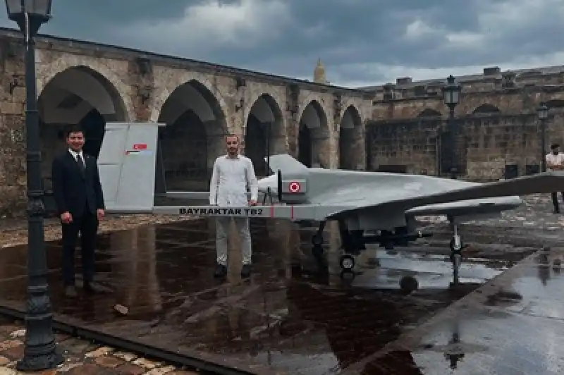 Hatay'da Iki Arkadaş Bayraktar TB2'nin Ahşap Maketini Tasarladı