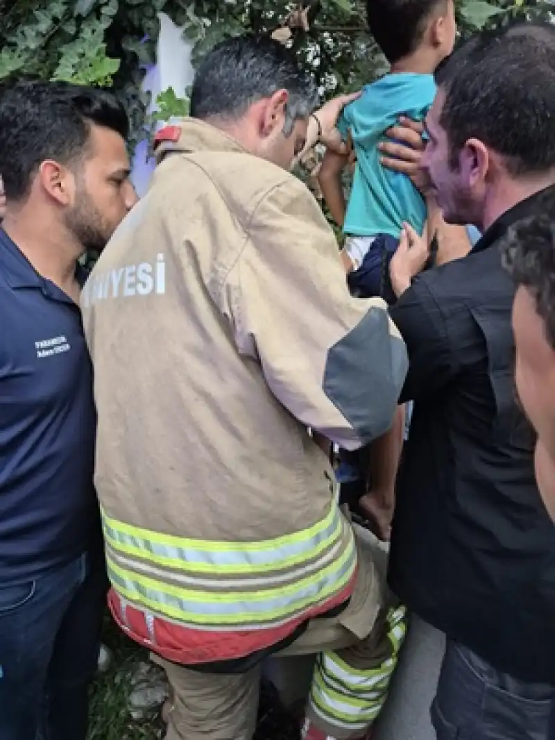Hatay'da Kalçası Demir Korkuluklara Sıkışan çocuk Kurtarıldı