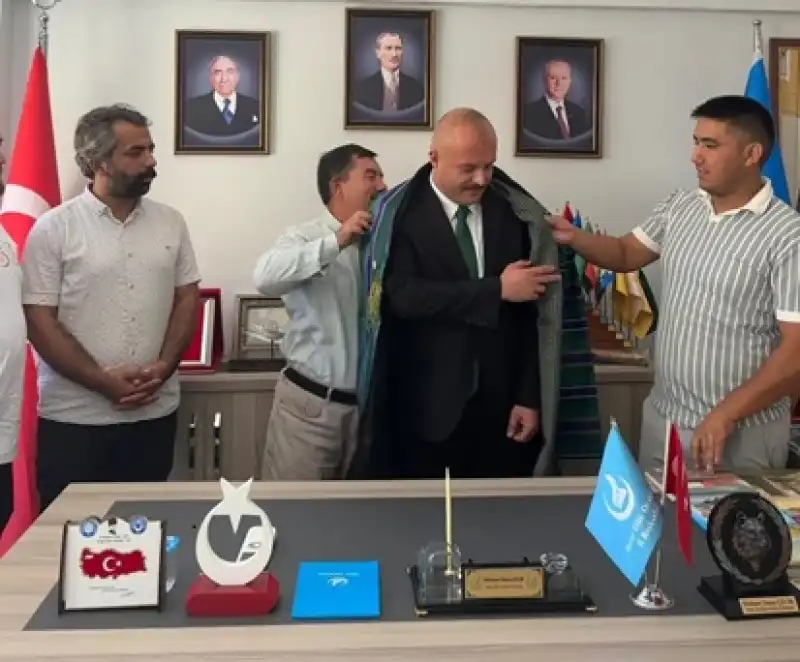 Ülkü Ocakları Hatay İl Başkanına Özbek Türklerinden Kültürel Jest