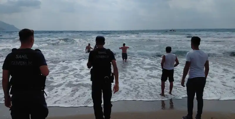 Hatay'da Denize Giren 2 Kardeşten 1'i Boğuldu