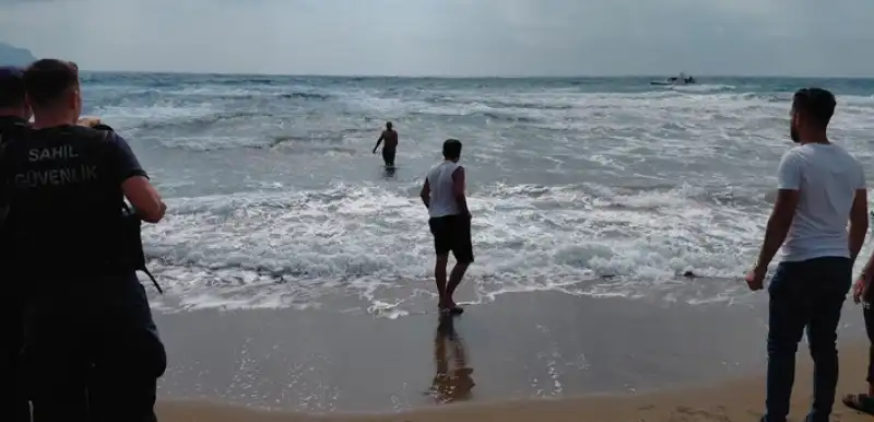 Hatay'da Denize Giren 2 Kardeşten 1'i Boğuldu