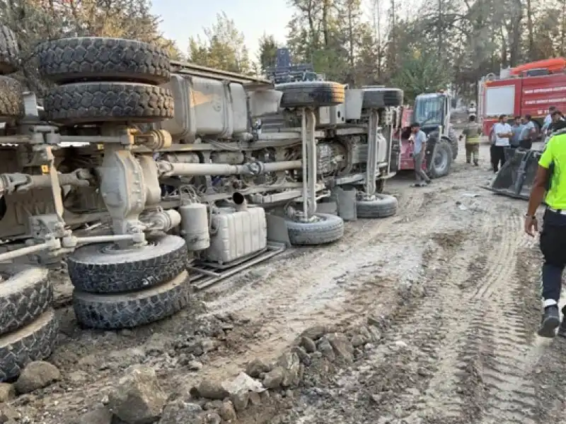 Hatay'da Yük Boşalttığı Sırada Devrilen Kamyonun Sürücüsü öldü