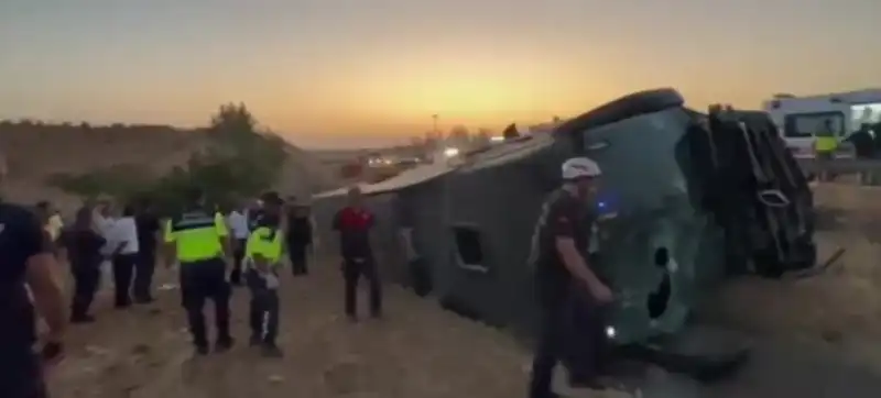 Van’dan Hatay’a Gelmekte Olan Otobüs Devrildi: 3’ü Ağır 27 Yaralı