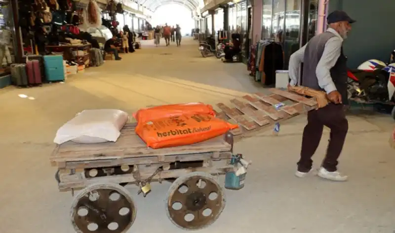 Nostaljik El Arabası Ile Uzun Çarşının Yükünü Çekiyor