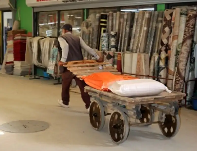 Nostaljik El Arabası Ile Uzun Çarşının Yükünü Çekiyor