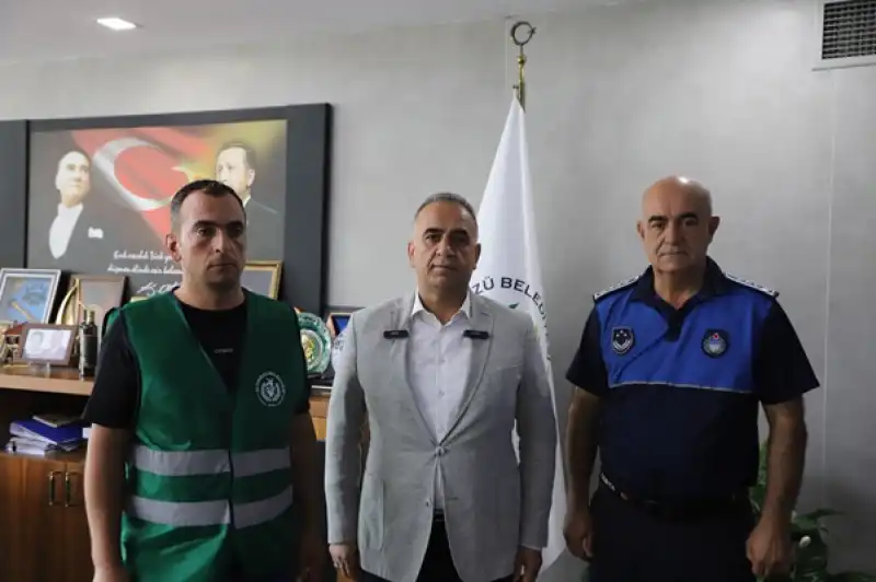 Hatay'da Işçinin Bulduğu Içerisinde Döviz Ve Altın Olan çanta Sahibine Ulaştırıldı