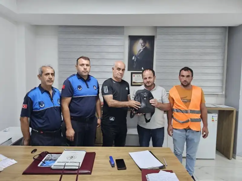 Hatay'da Işçinin Bulduğu Içerisinde Döviz Ve Altın Olan çanta Sahibine Ulaştırıldı