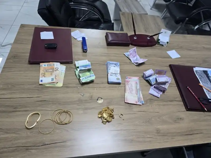 Hatay'da Işçinin Bulduğu Içerisinde Döviz Ve Altın Olan çanta Sahibine Ulaştırıldı