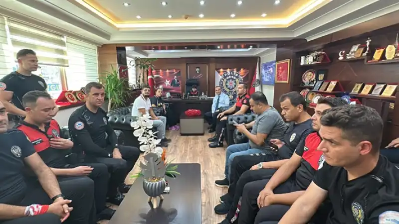 Hatay'da Polis Ekiplerinden 9 Yaşındaki çocuğa Doğum Günü Sürprizi