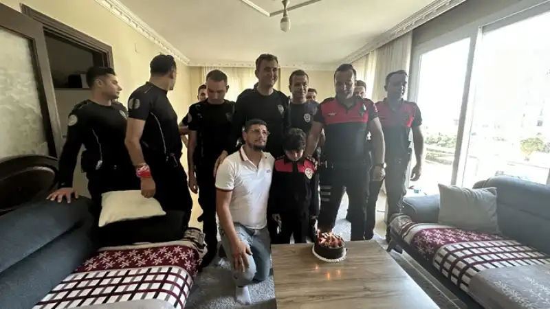 Hatay'da Polis Ekiplerinden 9 Yaşındaki çocuğa Doğum Günü Sürprizi