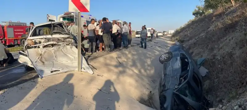 Hatay Altınözü’nde Iki Otomobilin çarpıştığı Kazada 4 Kişi Yaralandı