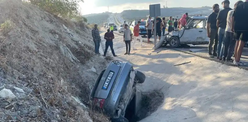 Hatay Altınözü’nde Iki Otomobilin çarpıştığı Kazada 4 Kişi Yaralandı