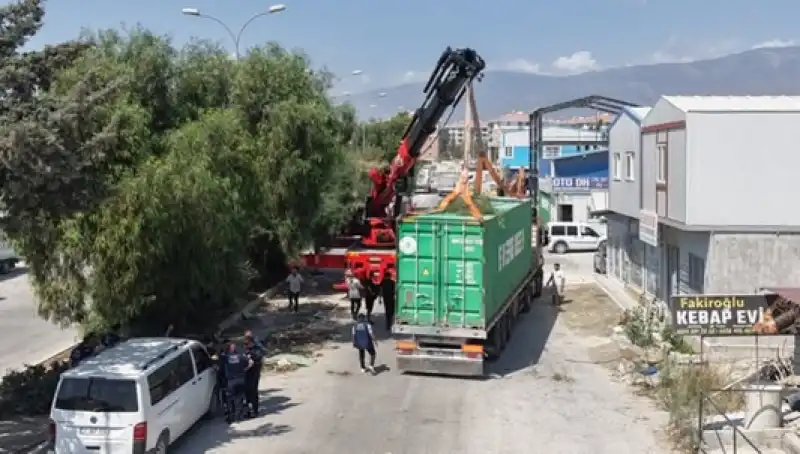 Sanayi Sitesi’ndeki Baraka Ve Konteynerler Kaldırılıyor