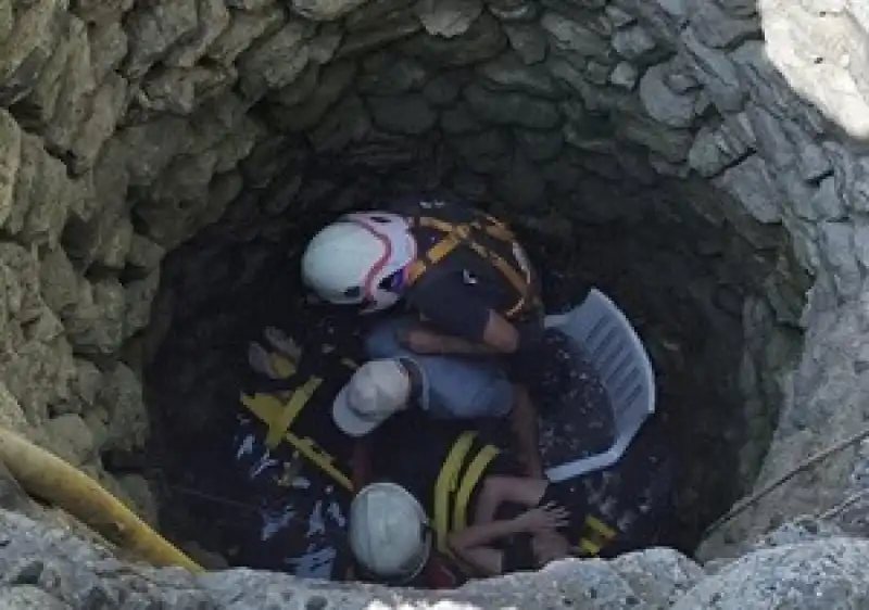 Hatay Yayladağ'da Su Kuyusuna Düşen Kişi Kurtarıldı