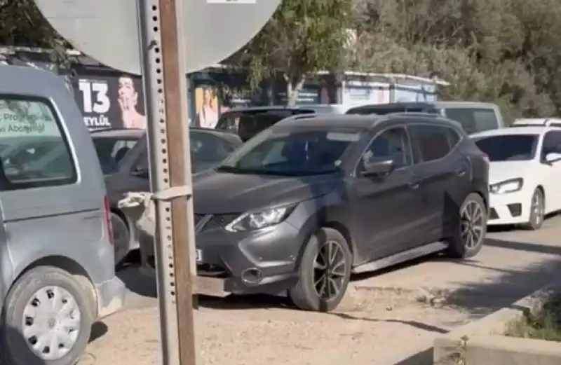 Defne'de Bozuk Yollar Sürücüleri Zorluyor 