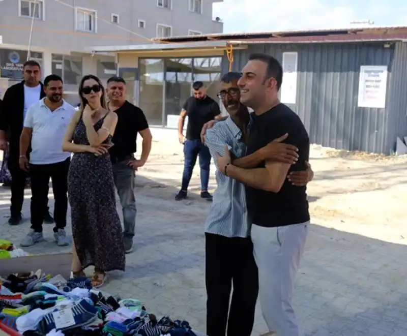 Defne Belediye Başkanı Pazar Yerinde Hem Esnafla Hem Vatandaşla Buluştu