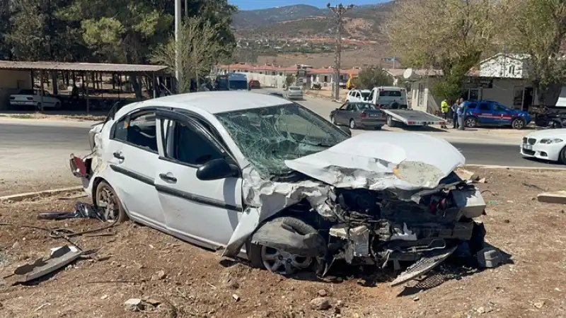 Hatay Kırıkhan'da Iki Otomobilin çarpıştığı Kazada 4 Kişi Yaralandı