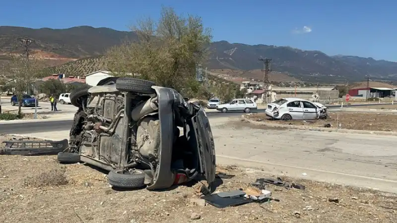 Hatay Kırıkhan'da Iki Otomobilin çarpıştığı Kazada 4 Kişi Yaralandı