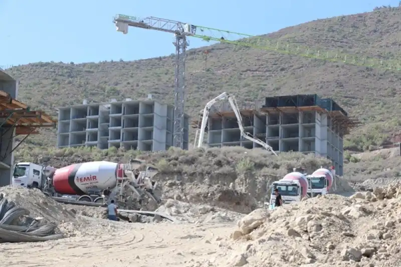 Hatay Antakya'da Afet Konutları Ve Ticaret Merkezlerinin Yapımı Sürüyor