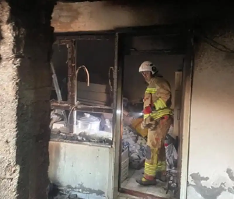 Hatay'da 2 Katlı Evde çıkan Yangın Söndürüldü