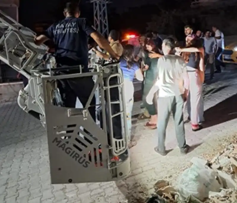 Hatay'da Aparmanda çıkan Yangında Dumandan Etkilenen 4 Kişi Hastaneye Kaldırıldı