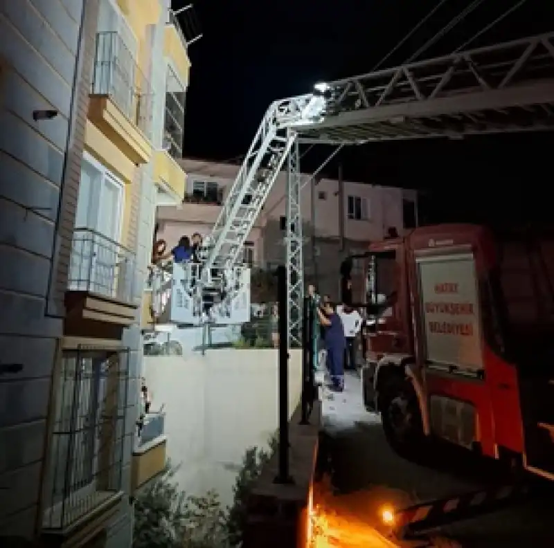 Hatay'da Aparmanda çıkan Yangında Dumandan Etkilenen 4 Kişi Hastaneye Kaldırıldı