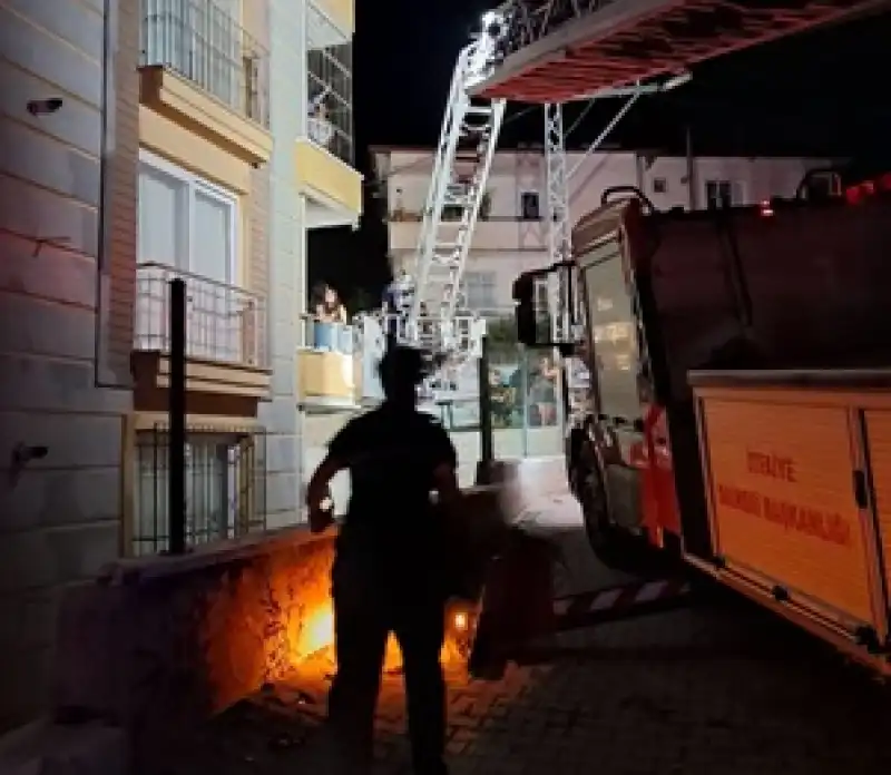 Hatay'da Aparmanda çıkan Yangında Dumandan Etkilenen 4 Kişi Hastaneye Kaldırıldı