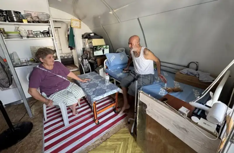 KOAH Hastası Depremzede Oksijen Cihazından Ayrıldığı Saatlerde Sahipsiz Hayvanları Besliyor