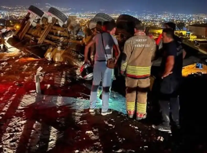 Hatay'da Devrilen Hafriyat Kamyonunun Sürücüsü öldü