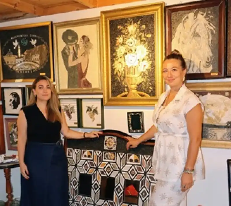 Analı Kızlı Mikro Mozaik Sanatıyla Hayran Bırakıyorlar