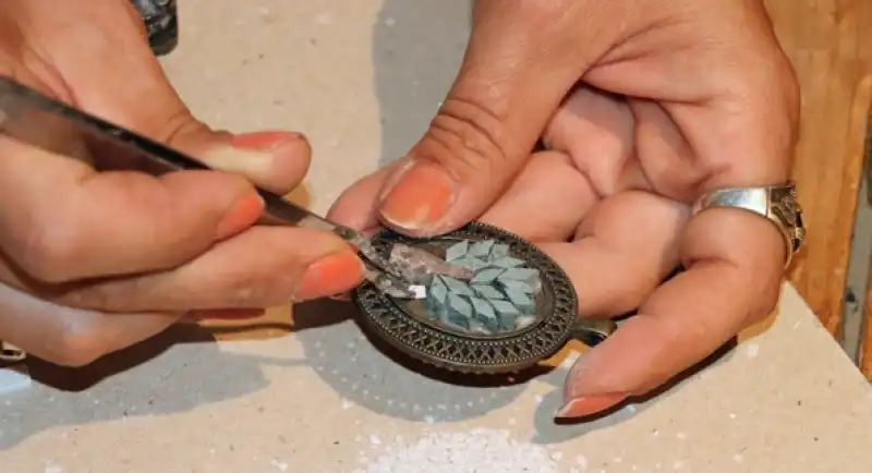 Analı Kızlı Mikro Mozaik Sanatıyla Hayran Bırakıyorlar